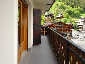 Property grounds - Spacious 2-BR Apartment in Les Gets - Central Location, Sleeps 6, WiFi, Garage, Winter Shuttle (Les Gets)