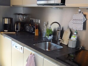 Een koelkast, een microgolfoven, een kookplaat, een vaatwasser