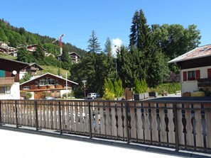 Zona residencial con casas, valla de madera y montañas al fondo.