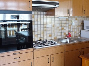 Kjøleskap, mikrobølgeovn, ovn og oppvaskmaskin