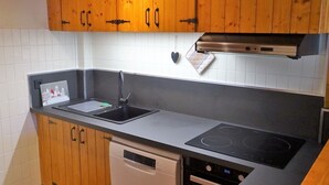 Kaffetrakter/tekoker, kjøleskap, mikrobølgeovn og ovn