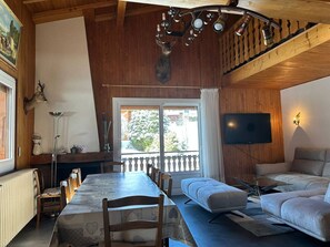 TV, fireplace - Spacious 6-Room Duplex, 12 Guests, WiFi, Garage, Close to Slopes - Sheets & Towels Included in Winter (Les Gets)