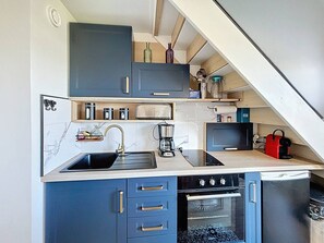 Een koelkast, een microgolfoven, een oven