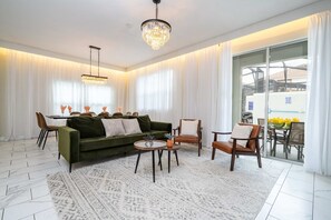 TV, DVD player, books, stereo