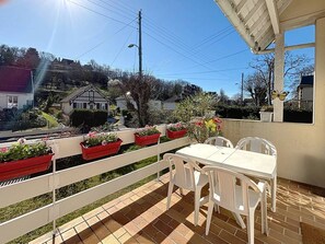 Outdoor dining - Comfortable apartment near Port Guillaume for 4 with pets allowed (Dives-sur-Mer)