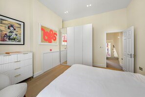 3 bedrooms, in-room safe, desk, iron/ironing board - Pink Floyd London Roots – Stylish 3BR Maida Vale Flat Near Notting Hill & Pad (London)