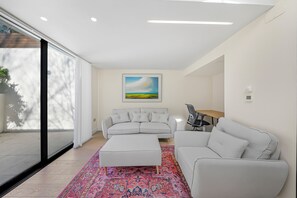 Smart TV, books, stereo - Pink Floyd London Roots – Stylish 3BR Maida Vale Flat Near Notting Hill & Pad (London)