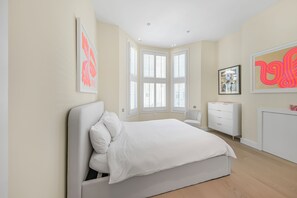 3 多间卧室、客房内保险箱、办公桌、熨斗/熨衣板