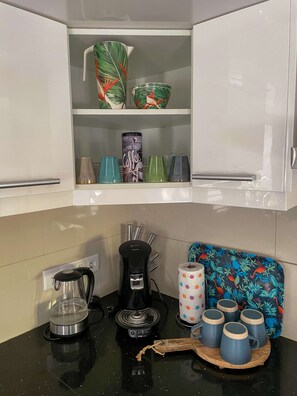 Kylskåp, mikrovågsugn, spishäll och diskmaskin