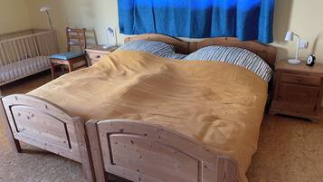 2 Schlafzimmer, Schreibtisch, Reisekinderbett, WLAN