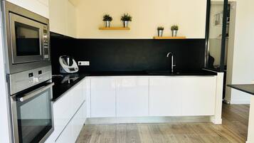 Een koelkast, een microgolfoven, een oven, een kookplaat