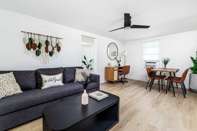 Stylish 1-Bedroom Upper Unit in Historic Downtown Lakeland