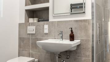 Dusj, hårføner, håndklær og såpe