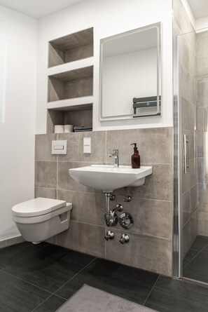 Dusche, Haartrockner, Handtücher, Seife