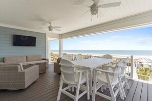Outdoor dining - Pirates Chest, Ocean Isle Beach (Ocean Isle Beach)
