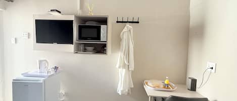 1 dormitorio, tabla de planchar con plancha, wifi y ropa de cama