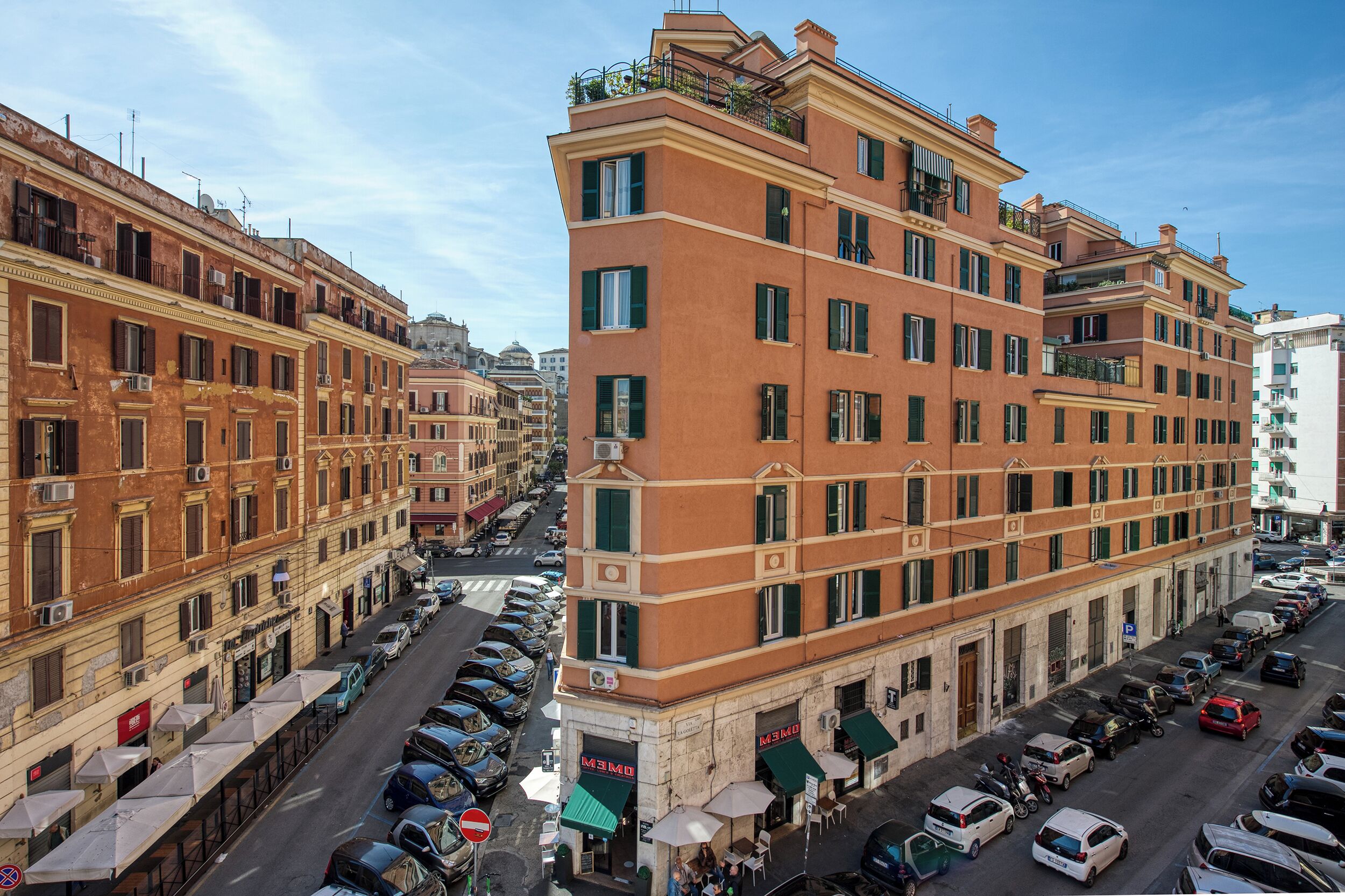 Un hôtel à plusieurs étages doté d’une cour intérieure, qui présente un mélange d’architecture traditionnelle et moderne.