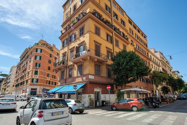 Front of property - A casa Di Roberta (Rome)