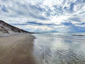 A beach with a sandy shore and a clear sky. - 5 Star Holiday Home in Albaek (Aalbaek)