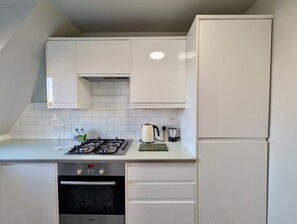 Fridge, oven, stovetop, coffee/tea maker