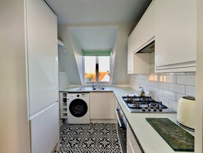 Fridge, oven, stovetop, coffee/tea maker