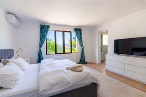 5 bedrooms, in-room safe, desk, iron/ironing board