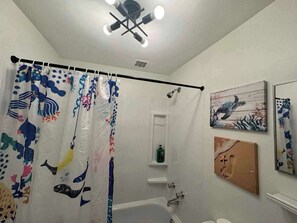 Regadera, secadora de cabello, toallas, papel de baño