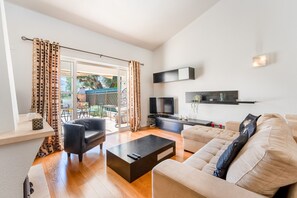 TV, fireplace - Casa da Paz | 3 Room | Olhos de Água | Albufeira (Albufeira)