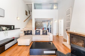 TV, fireplace - Casa da Paz | 3 Room | Olhos de Água | Albufeira (Albufeira)