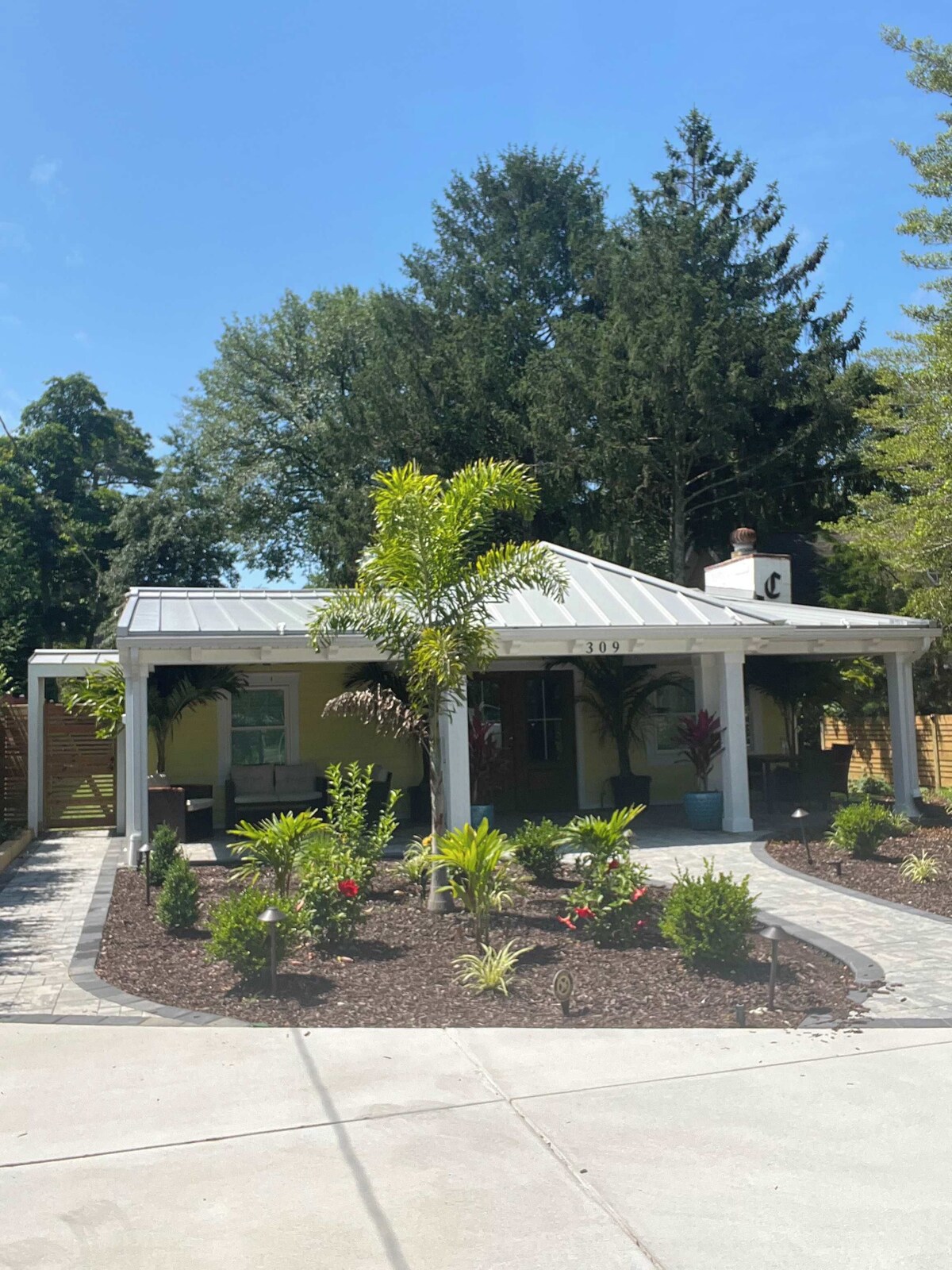 2BR Bungalow -patio space-dog friendly- sleeps 4