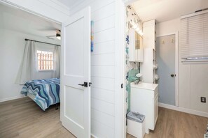 2 habitaciones, tabla de planchar con plancha, wifi y ropa de cama 