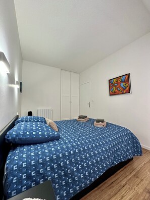 2 habitaciones, tabla de planchar con plancha y cuna de viaje