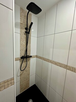 Douche, sèche-cheveux, serviettes fournies, savon