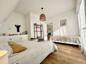 2 habitaciones, tabla de planchar con plancha y cuna de viaje 