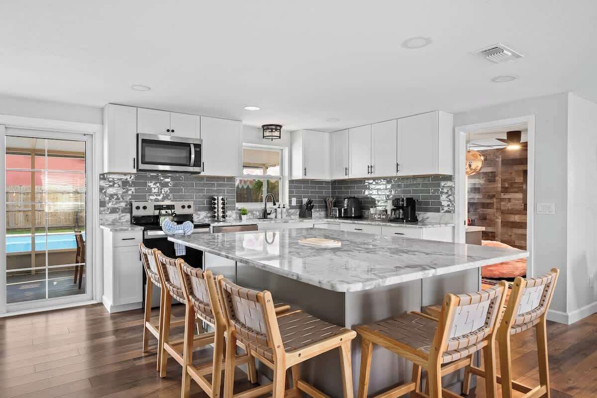 冷蔵庫、電子レンジ、オーブン、コンロ