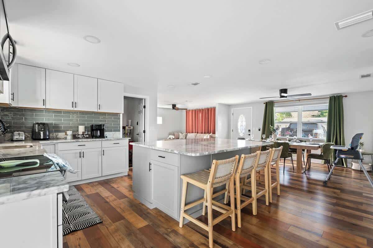 Jääkaappi, mikroaaltouuni, uuni, liesi