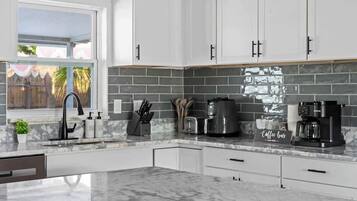 Een koelkast, een microgolfoven, een oven, een kookplaat