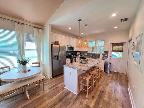 The Orange Blossom Suite | Near UF, Shands, D-town