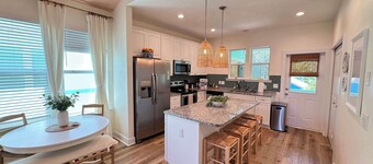 The Orange Blossom Suite | Near UF, Shands, D-town