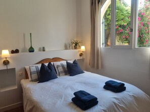 1 makuuhuone, työpöytä, silitysrauta/-lauta, vauvan matkasänky