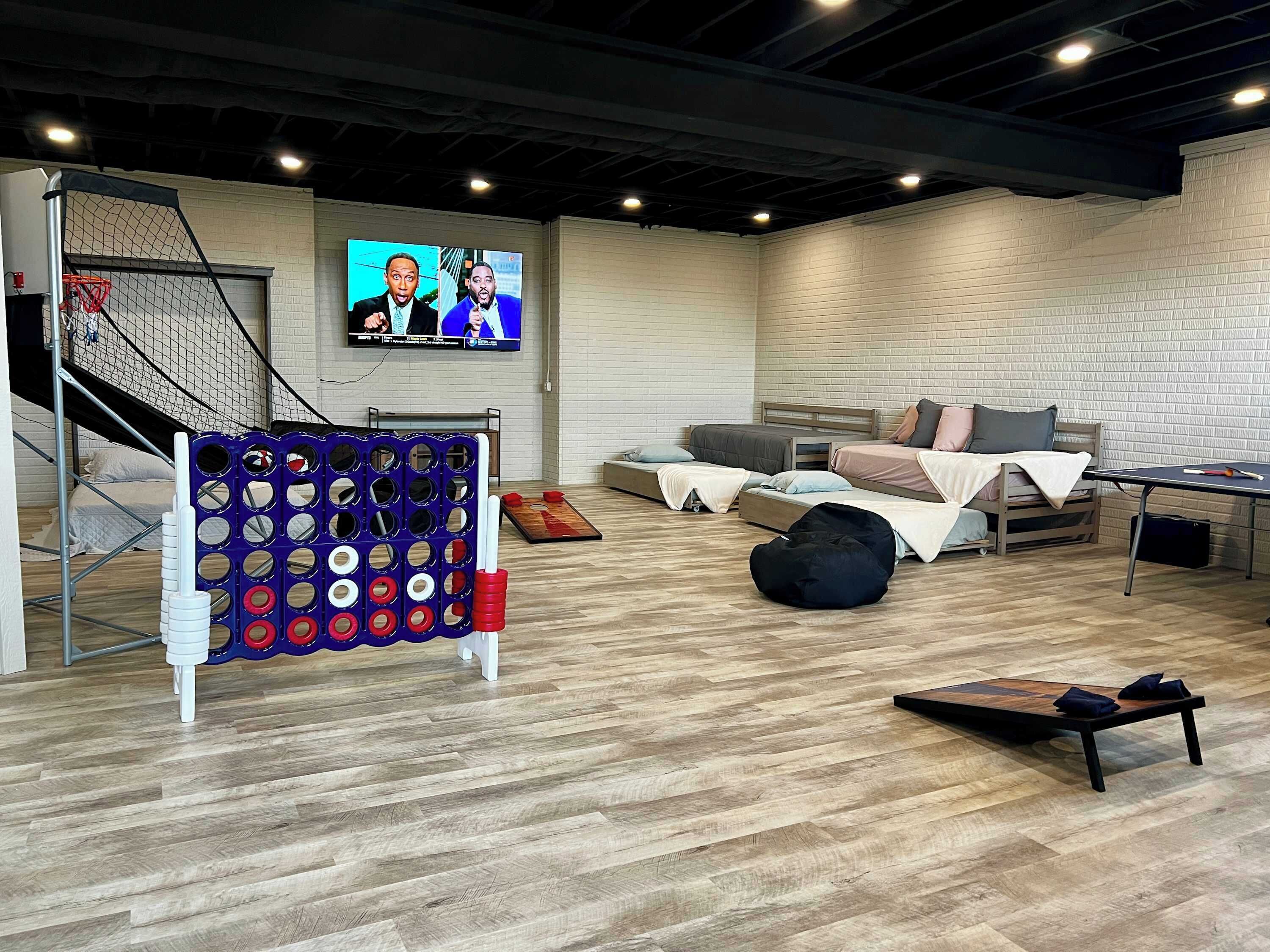 1 habitación, escritorio, tabla de planchar con plancha y cuna de viaje 