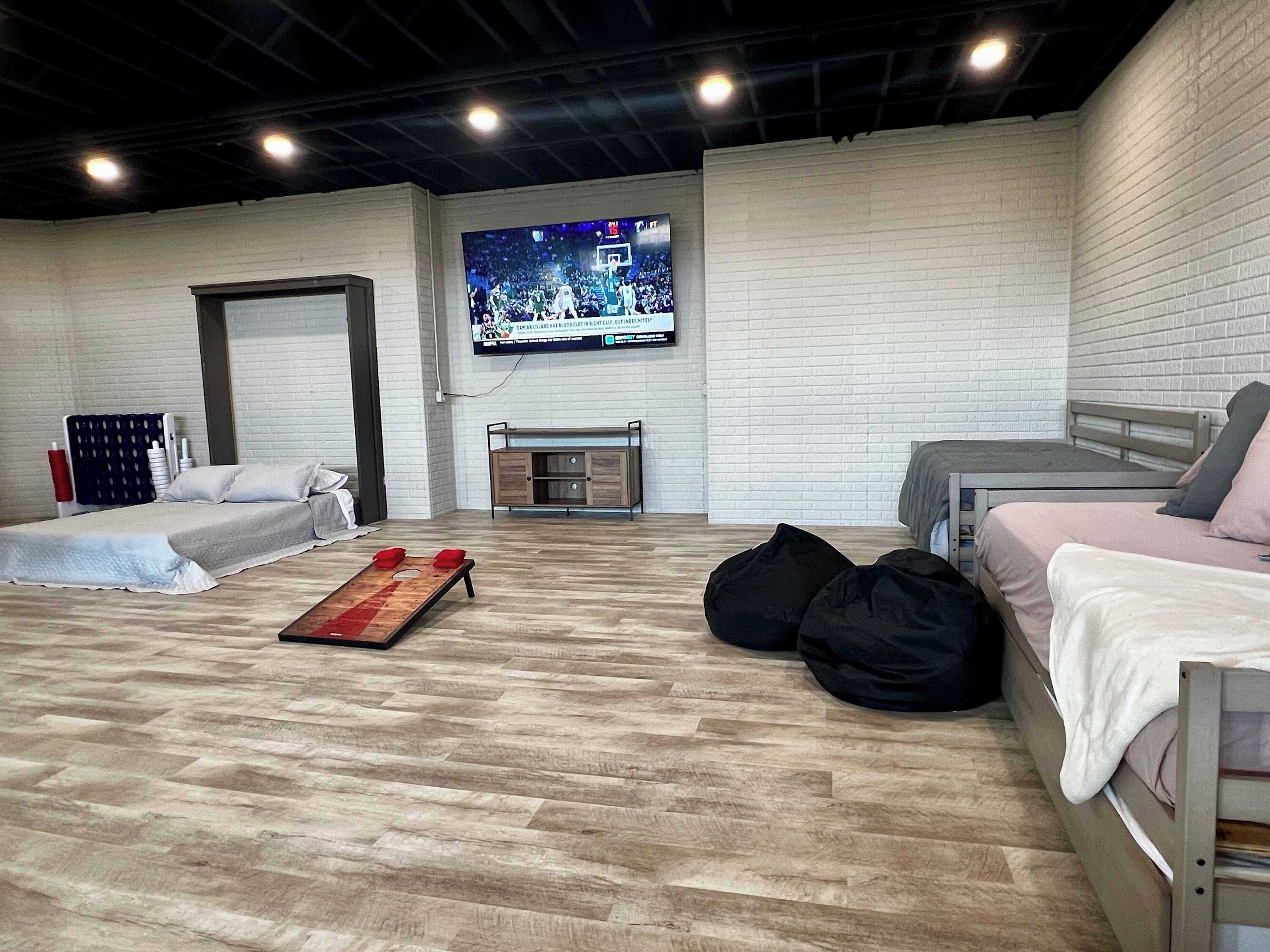 1 quarto, escrivaninha, ferros/tábuas de passar roupa, berço de viagem