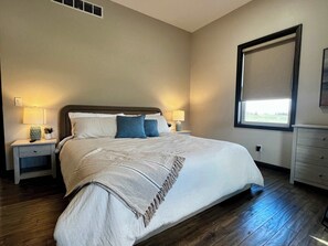 1 habitación, escritorio, tabla de planchar con plancha y cuna de viaje 