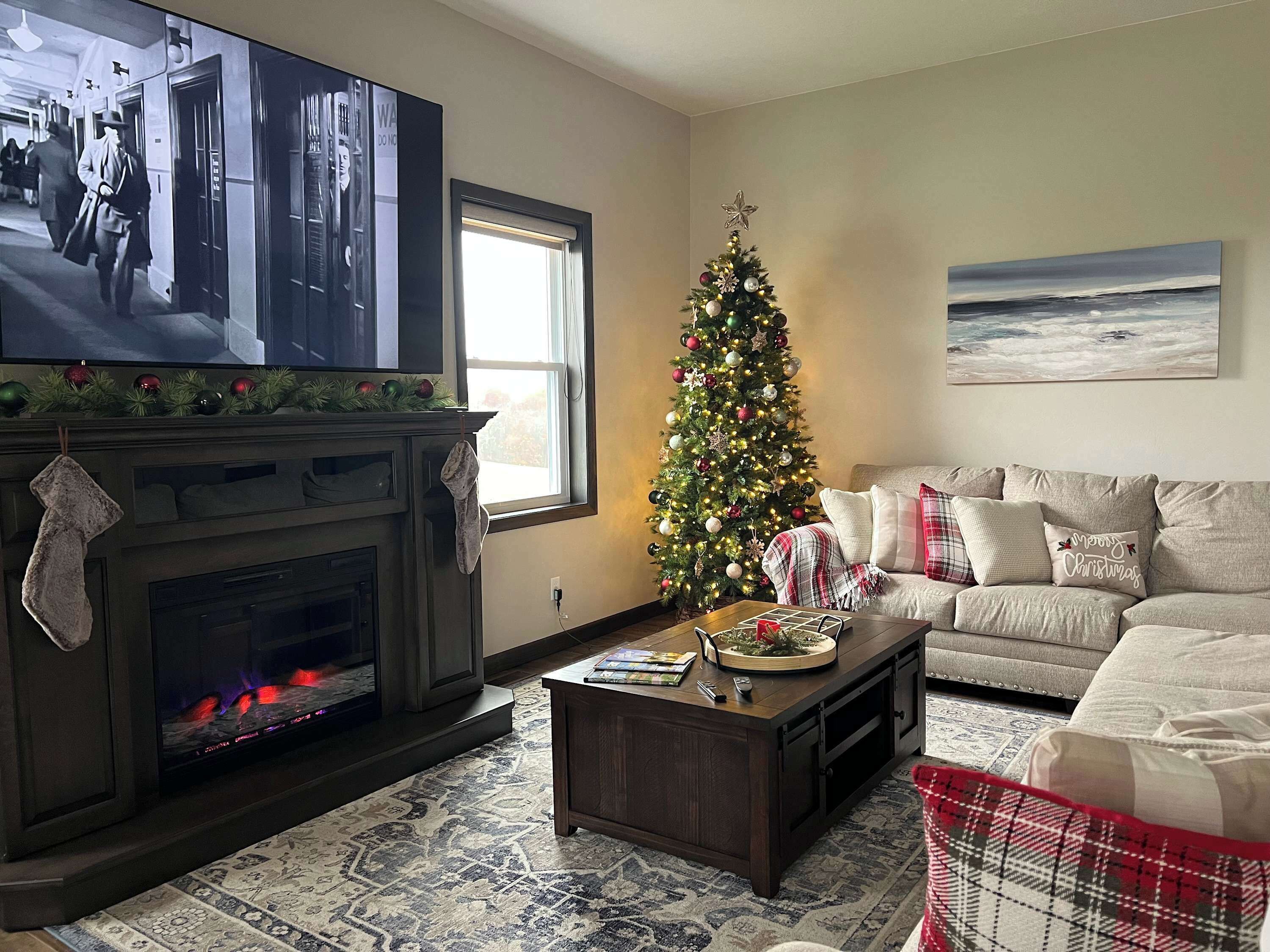 Een televisie, een open haard en een kantoor