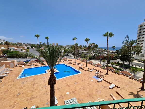 Una piscina al aire libre