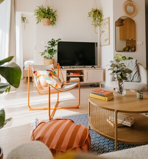 Smart TV, books - Boho Old town Apartment with Balcony (Bratislava)