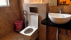 Un baño con inodoro, lavabo y ducha.