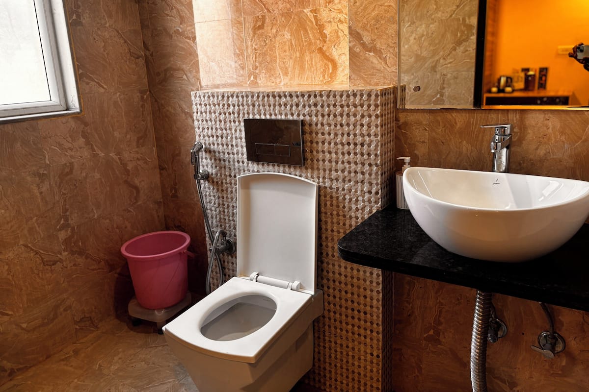Een douche, handdoeken, zeep, toiletpapier