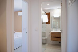 Dusche, Haartrockner, Seife, Toilettenpapier