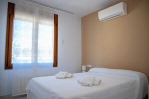 4 bedrooms, iron/ironing board, WiFi